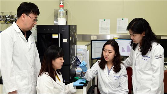 이번에 다운증후군 검사 표준물질을 개발한 KRISS 바이오분석표준센터 연구팀(왼쪽부터 양인철, 정지선, 권하정, 배영경 박사)  한국표준과학연구원 제공