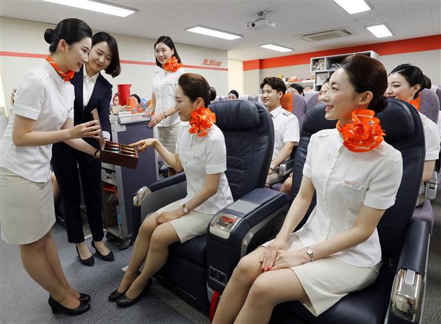 뉴클래스 서비스교육 받는 제주항공 신입승무원