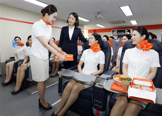 뉴클래스 교육받는 제주항공 승무원들