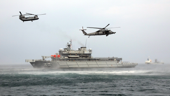 해군과 공군, 해경이 18일 오후 동해 인근 해상에서 ‘해상 조난자 합동 탐색구조훈련’을 실시하고 있다. 2019. 06.18. 사진공동취재단