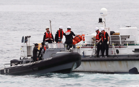 해군과 공군, 해경이 18일 오후 동해 인근 해상에서 ‘해상 조난자 합동 탐색구조훈련’을 실시하고 있다. 2019. 06.18. 사진공동취재단