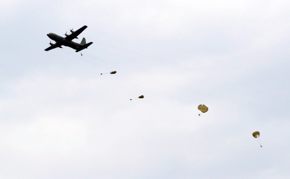 해군과 공군, 해경이 18일 오후 동해 인근 해상에서 ‘해상 조난자 합동 탐색구조훈련’을 실시하고 있다. 2019. 06.18. 사진공동취재단