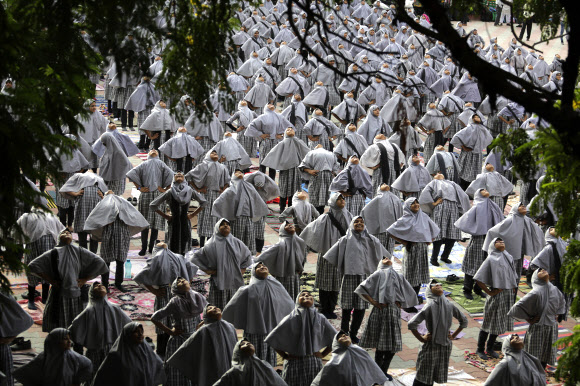 18일(현지시간) 인도 아마다바드의 한 학교에서 ‘세계 요가의 날’을 앞두고 무슬림 학생들이 요가 수업을 받고 있다. AP 연합뉴스