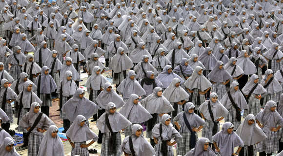 18일(현지시간) 인도 아마다바드의 한 학교에서 ‘세계 요가의 날’을 앞두고 무슬림 학생들이 요가 수업을 받고 있다. AP 연합뉴스