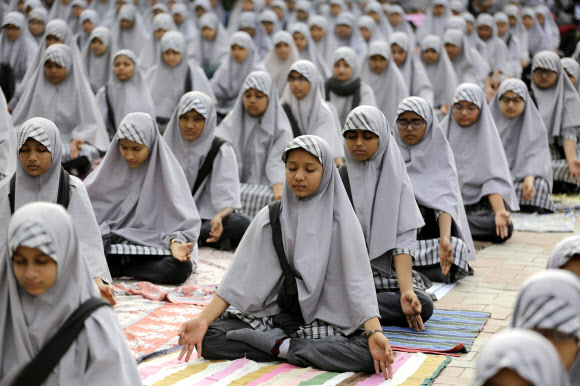 18일(현지시간) 인도 아마다바드의 한 학교에서 ‘세계 요가의 날’을 앞두고 무슬림 학생들이 요가 수업을 받고 있다. AP 연합뉴스