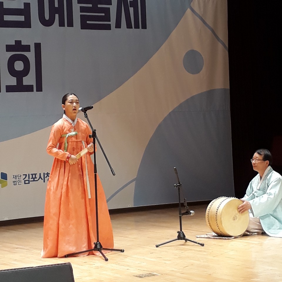 중등부문에서 최우수상을 받은 유하령양.