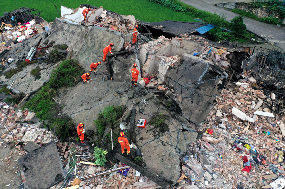 中 쓰촨성서 규모 6.0 지진… 147명 사상 