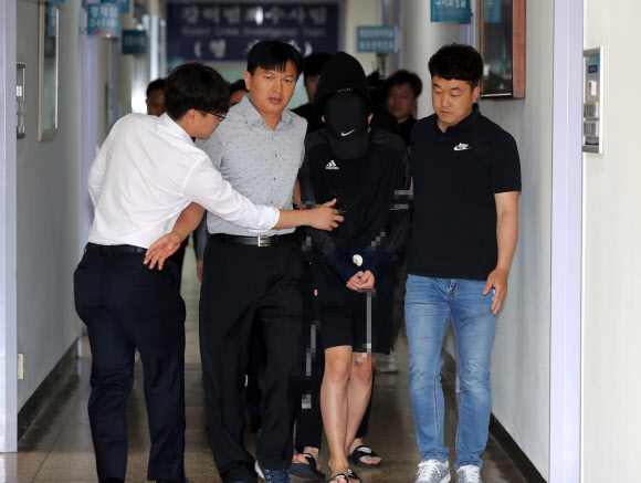 19일 오전 광주 북부경찰서에서 친구를 때려 숨지게 한 10대 4명 사건이 검찰로 송치됨에 따라 구치감으로 압송되고 있다. 2019.6.19  연합뉴스