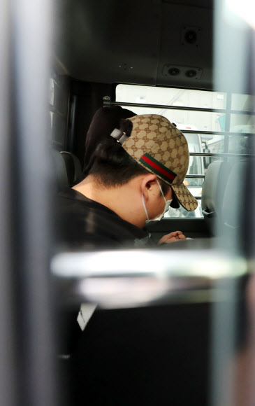 19일 오전 광주 북부경찰서에서 친구를 때려 숨지게 한 10대 4명 사건이 검찰로 송치됨에 따라 구치감으로 압송되고 있다. 2019.6.19  연합뉴스