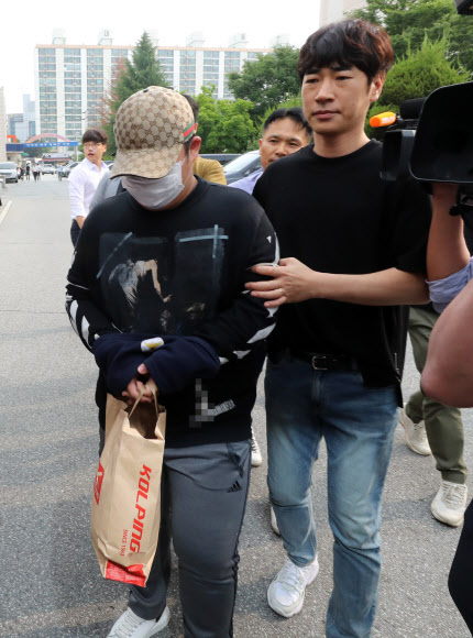 19일 오전 광주 북부경찰서에서 친구를 때려 숨지게 한 10대 4명 사건이 검찰로 송치됨에 따라 구치감으로 압송되고 있다. 2019.6.19  연합뉴스