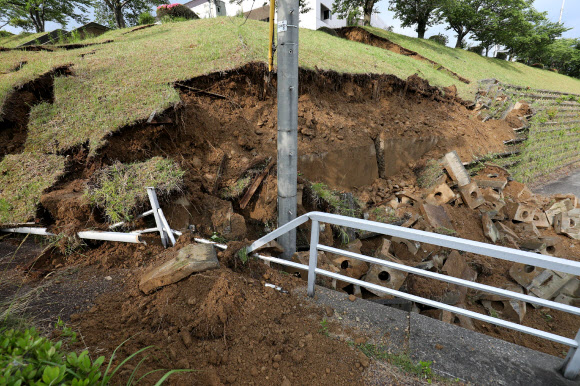 19일(현지시간) 일본 니가타현 무라카미시에서 발생한 강진으로 무너져내린 비탈길. AFP 연합뉴스