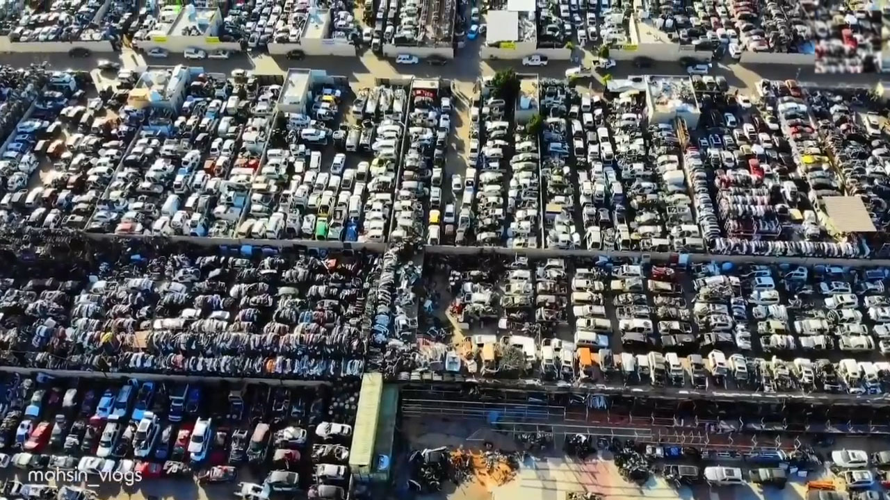 아랍에미리트연방 샤르자의 한 지역. 수많은 고급차들이 거대한 규모의 중고차 매매시장처럼 한 곳에 빽빽이 모여 있는 모습(유튜브 영상 캡처)