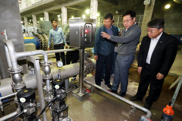 ‘붉은 수돗물 사태’로 주민 불편이 이어지는 가운데 박남춘 인천시장(가운데)이 19일 오전 인천시 중구 운남동 영종도 통합가압장에서 수질 상태를 점검하고 있다. 2019.6.19  연합뉴스
