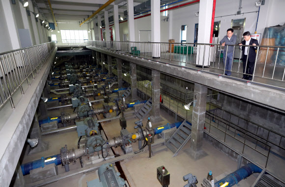 ‘붉은 수돗물 사태’로 주민 불편이 이어지는 가운데 박남춘 인천시장(왼쪽부터)과 홍인성 인천 중구청장이 19일 오전 인천시 중구 운남동 영종도 통합가압장에서 수질 상태를 점검하고 있다. 2019.6.19  연합뉴스