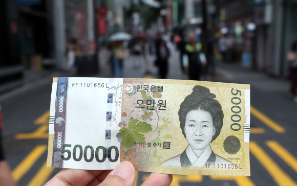 한국은행이 2009년 6월 23일 새로운 최고 액면 은행권 5만 원권을 발행한 지 올해로 10주년이 됐다. 이후 5만 원권이 중심 권종으로 자리 잡게 되면서 초기 문제로 지적됐던 색상 혼돈, 위폐 우려, 낮은 환수율 문제는 대부분 해소된 것으로 나타났다. 사진은 서울 명동에서 촬영한 5만원권.  2019.6.19  연합뉴스