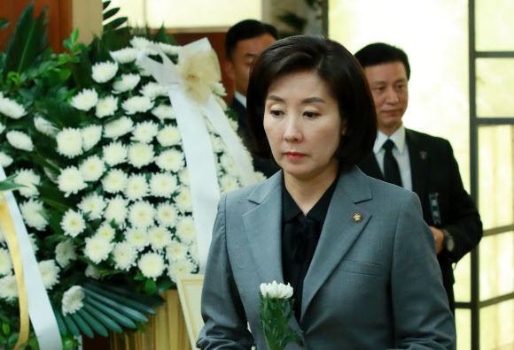 자유한국당 나경원 원내대표가 19일 오후 서울 신촌세브란스병원 장례식장에 마련된 반기문 전 유엔사무총장 모친 신현순씨의 빈소를 찾아 조문하고 있다. 2019.6.19  연합뉴스