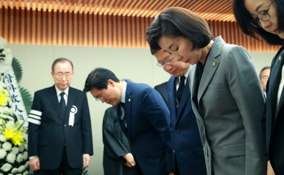 자유한국당 나경원 원내대표가 19일 오후 서울 신촌세브란스병원 장례식장에 마련된 반기문 전 유엔사무총장 모친 신현순씨의 빈소를 찾아 조문하고 있다. 2019.6.19  연합뉴스