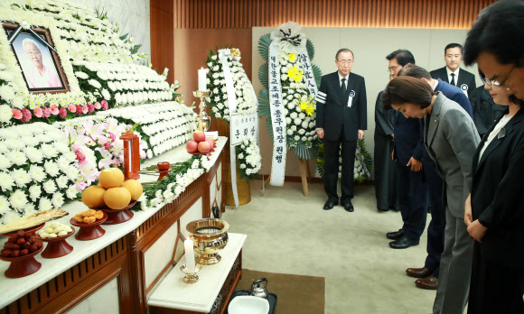 자유한국당 나경원 원내대표가 19일 오후 서울 신촌세브란스병원 장례식장에 마련된 반기문 전 유엔사무총장 모친 신현순씨의 빈소를 찾아 조문하고 있다. 2019.6.19  연합뉴스