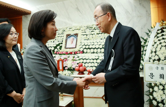 자유한국당 나경원 원내대표가 19일 오후 서울 신촌세브란스병원 장례식장에 마련된 반기문 전 유엔사무총장 모친 신현순씨의 빈소를 조문한 뒤 반 전 총장과 인사하고 있다. 2019.6.19  연합뉴스