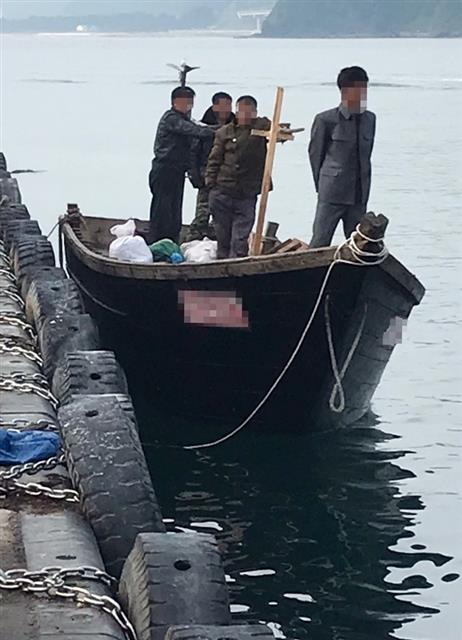 ‘해상경계 실패’ 북한 주민 4명이 지난 15일 우리 군의 경계를 뚫고 목선을 이용해 강원 삼척항에 접안했을 당시 배안에 서 있는 모습.  뉴스1