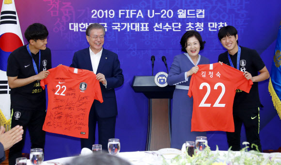 U-20 축구 대표팀 서명 유니폼에 ‘함박 웃음’