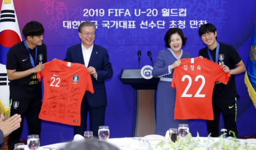 U-20 축구 대표팀 서명 유니폼에 ‘함박 웃음’
