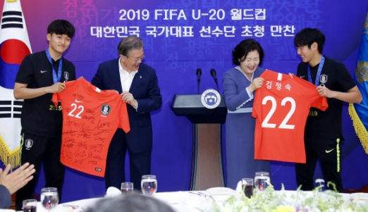 U-20 축구 대표팀 서명 담긴 유니폼 선물 받는 문 대통령
