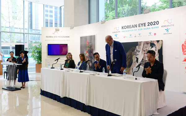 20일 오전 KEB하나은행 서울 을지로 소재 본점 로비에서 열린 ‘코리안아이 2020: 한국동시대미술(KOREAN EYE 2020: Contemporary Korean Art)’ 프레스 컨퍼런스에서 PCA의 공동창립자 데이비드 시클리티라(David Ciclitira)가 인사하는 모습.