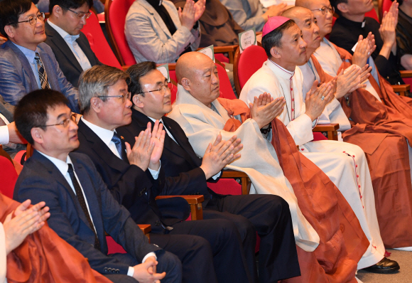이재갑 고용노동부 장관, 대한예수교장로회 총회 림형석 목사, 대한불교조계종 총무원장 원행 스님, 천주교 서울대교구 유경촌 주교를 비롯한 참석자들이 20일 오전 서울 종로구 한국불교역사문화기념관 공연장에서 열린 2019년 3대종교공동행사 ‘자비와 나눔 행, 사회적 경제 문화축제’에서 박수를 치고 있다. 2019.6.20. 오장환 기자 5zzang@seoul.co.kr