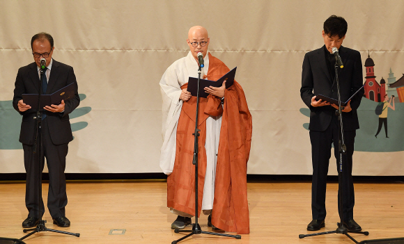 20일 오전 서울 종로구 한국불교역사문화기념관 공연장에서 열린 2019년 3대종교공동행사 ‘자비와 나눔 행, 사회적 경제 문화축제’에서 각 종교계 인사들이 사회적경제의 포용 성장과 사회적가치 확산을 위한 종교계 공동선언문을 발표하고 있다. 2019.6.20. 오장환 기자 5zzang@seoul.co.kr