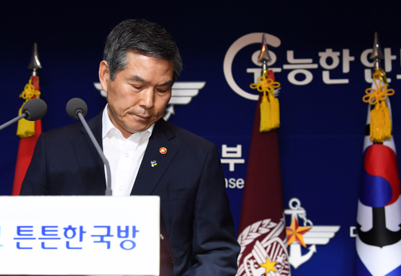 정경두 국방부 장관이 20일 오전 서울 용산구 국방부에서 북한 어선 삼척항진입 사건과 관련해 대국민 사과를 하고 있다. 2019.6.20.  도준석 기자 pado@seoul.co.kr