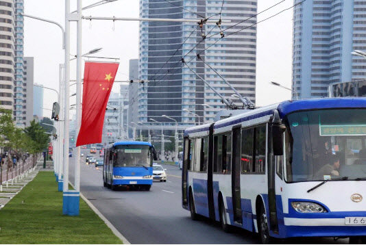 평양 도심에 걸린 오성홍기