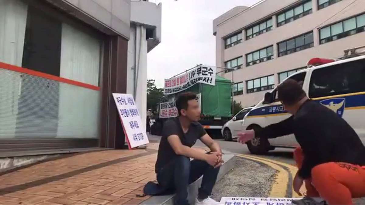 지난 11일 전남 함평군청 앞에서 1인 시위를 하던 남성이 폭행 당하는 모습을 경찰이 목격하고도 적절한 대응을 하지 않고 지나치는 듯한 영상. 2019.6.20  SNS 영상 캡처