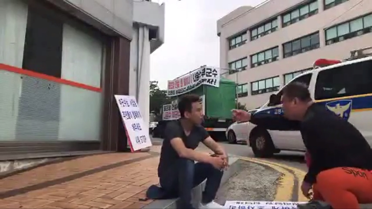 지난 11일 전남 함평군청 앞에서 1인 시위를 하던 남성이 폭행 당하는 모습을 경찰이 목격하고도 적절한 대응을 하지 않고 지나치는 듯한 영상. 2019.6.20  SNS 영상 캡처