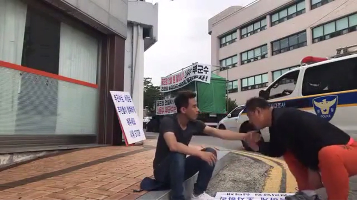 지난 11일 전남 함평군청 앞에서 1인 시위를 하던 남성이 폭행 당하는 모습을 경찰이 목격하고도 적절한 대응을 하지 않고 지나치는 듯한 영상. 2019.6.20  SNS 영상 캡처