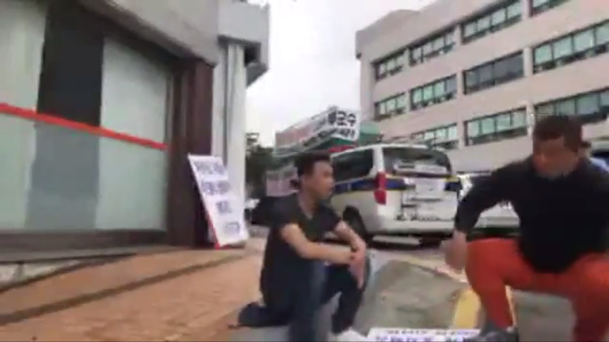 지난 11일 전남 함평군청 앞에서 1인 시위를 하던 남성이 폭행 당하는 모습을 경찰이 목격하고도 적절한 대응을 하지 않고 지나치는 듯한 영상. 2019.6.20  SNS 영상 캡처