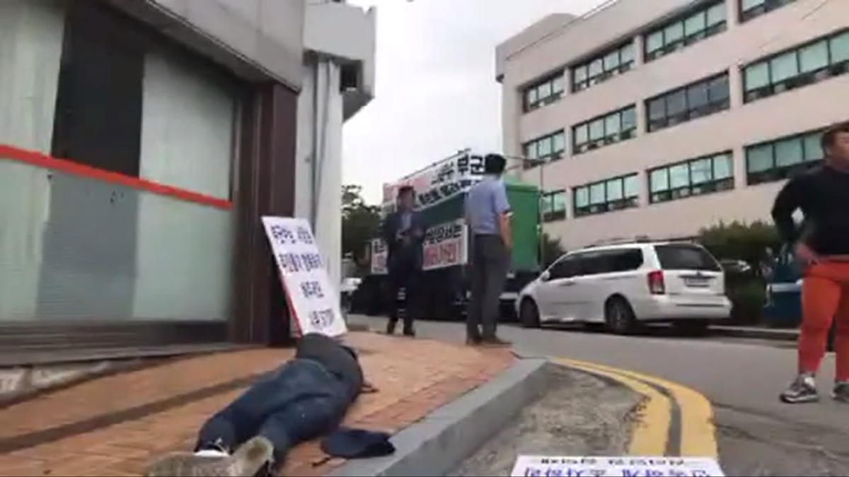 지난 11일 전남 함평군청 앞에서 1인 시위를 하던 남성이 폭행 당하는 모습을 경찰이 목격하고도 적절한 대응을 하지 않고 지나치는 듯한 영상. 2019.6.20  SNS 영상 캡처