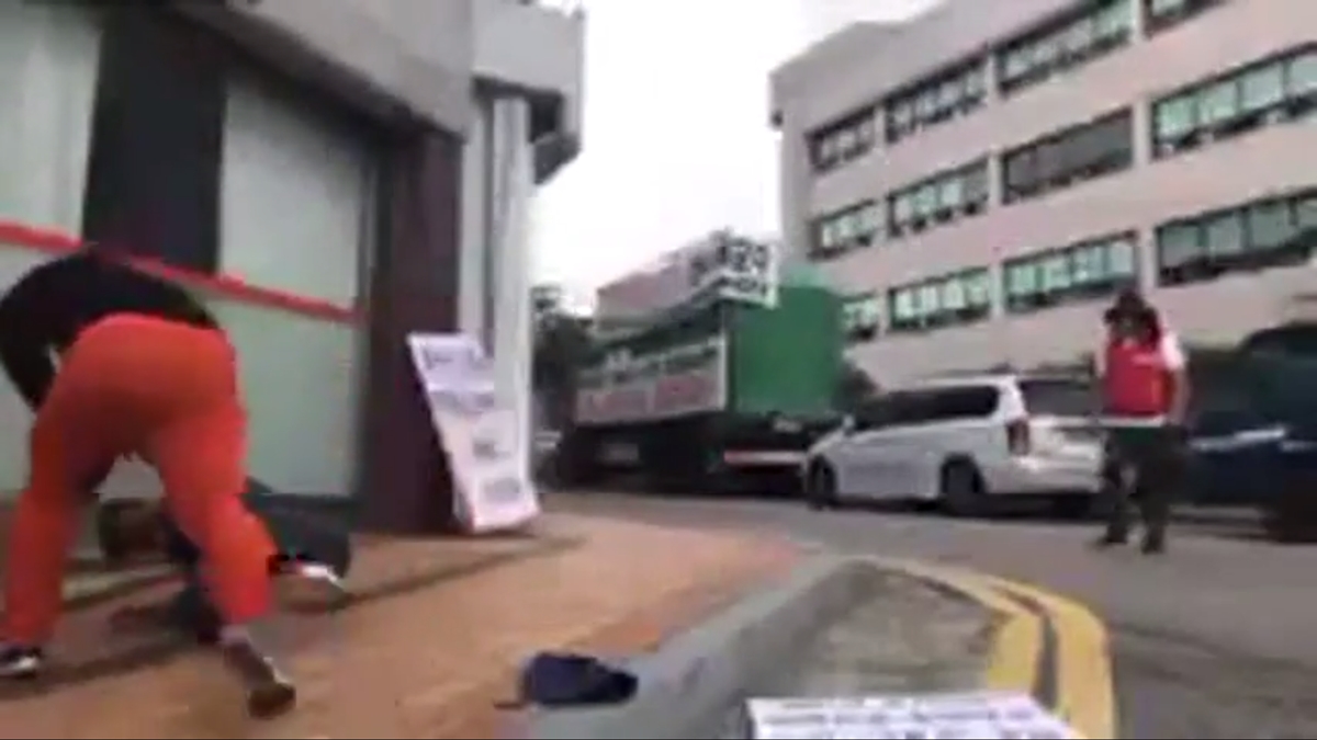 지난 11일 전남 함평군청 앞에서 1인 시위를 하던 남성이 폭행 당하는 모습을 경찰이 목격하고도 적절한 대응을 하지 않고 지나치는 듯한 영상. 2019.6.20  SNS 영상 캡처