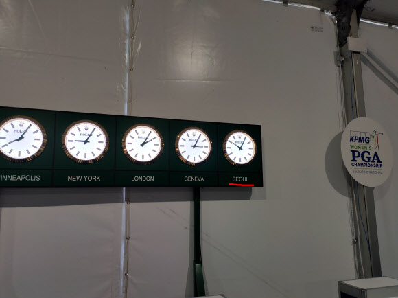 20일 미국 미네소타주 채스카의 해이즐틴 내셔널 골프클럽에서 개막한 미국여자프로골프(LPGA) 투어 KPMG 위민스 PGA 챔피언십 미디어센터에 서울시간이 표시된 시계(오른쪽)가 걸려 있다. 채스카 연합뉴스
