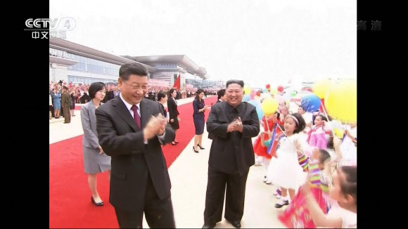 박수치는 시진핑 주석과 김정은