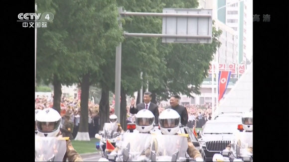 시진핑, 평양거리 대규모 카퍼레이드