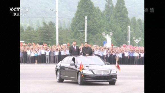 시진핑, 평양거리 대규모 카퍼레이드
