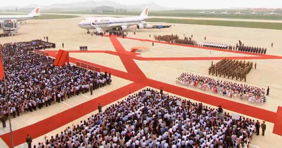 시진핑 중국 국가주석과 부인 펑리위안 여사가 탑승한 전용기가 20일 평양 순안공항에 도착하자 환영 나온 북한 당·정·군 요인과 의장대, 시민들이 시 주석 부부를 기다리고 있다. CCTV 화면 캡처 연합뉴스