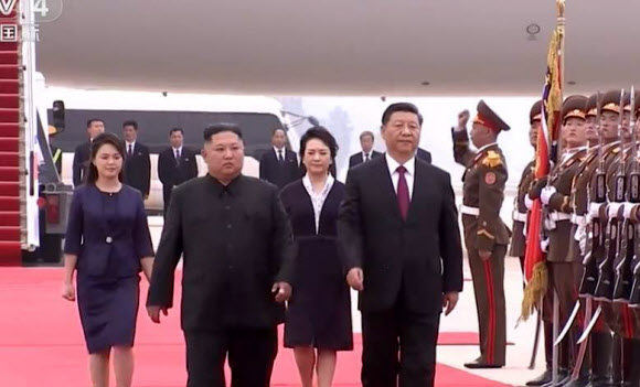 북한 인민군 의장대 사열하는 시진핑