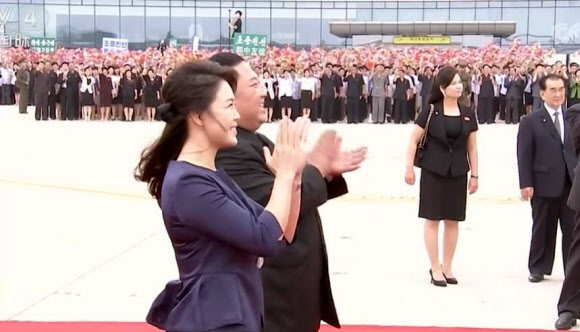 박수치는 김정은과 리설주