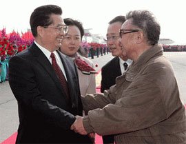 후진타오와 김정일-평양AP연합뉴스