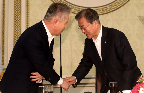 문 대통령, 한국자유총연맹 초청 오찬