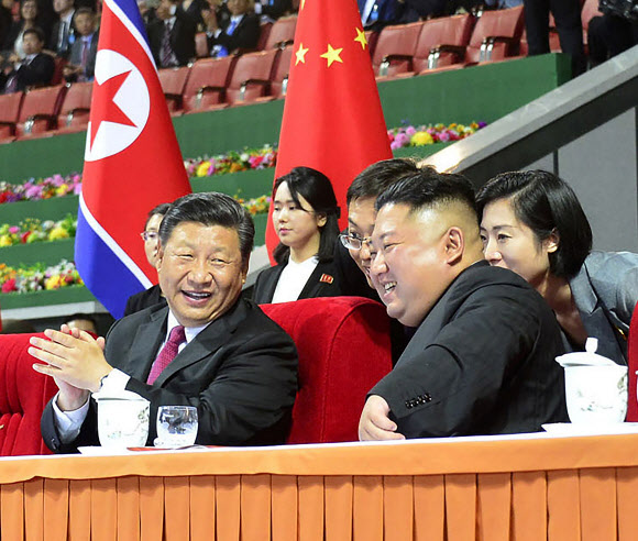 시진핑 중국 국가주석과 김정은 북한 국무위원장이 지난 20일 평양 능라도 5·1 경기장에서 대집단체조와 예술공연 ‘불패의 사회주의’를 관람하며 환한 표정으로 대화를 나누고있다. 평양 KCNA AP 연합뉴스