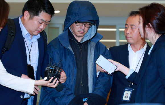 국내 송환 한보 정태수 아들, 눈감고 묵묵부답