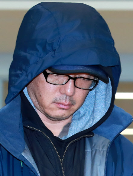 국내 송환 한보 정태수 아들, 눈감고 묵묵부답